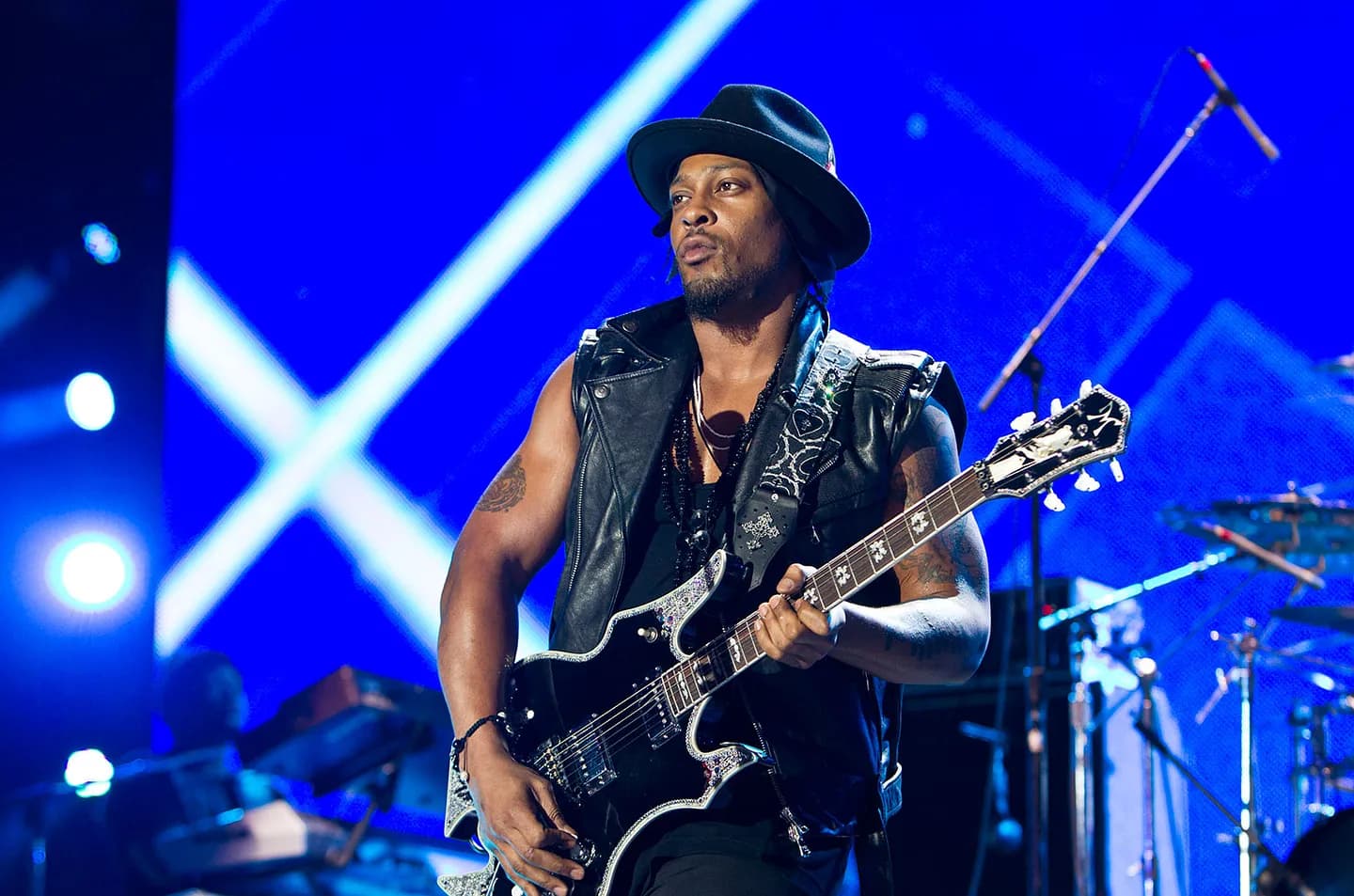 D’Angelo отменяет выступление на Roots Picnic из-за медицинских проблем