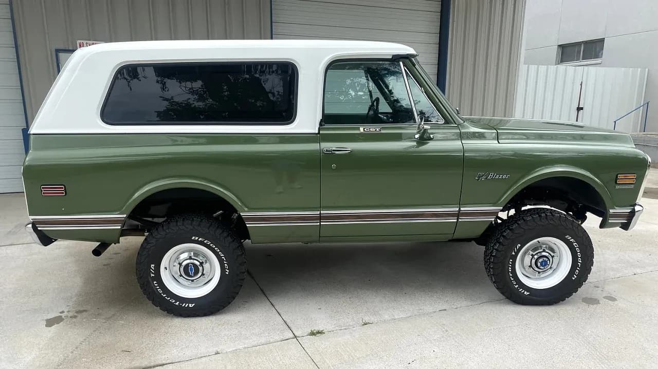 На волне ностальгии: 1972 Chevrolet K5 Blazer, который точно не боится быть полным клоном!