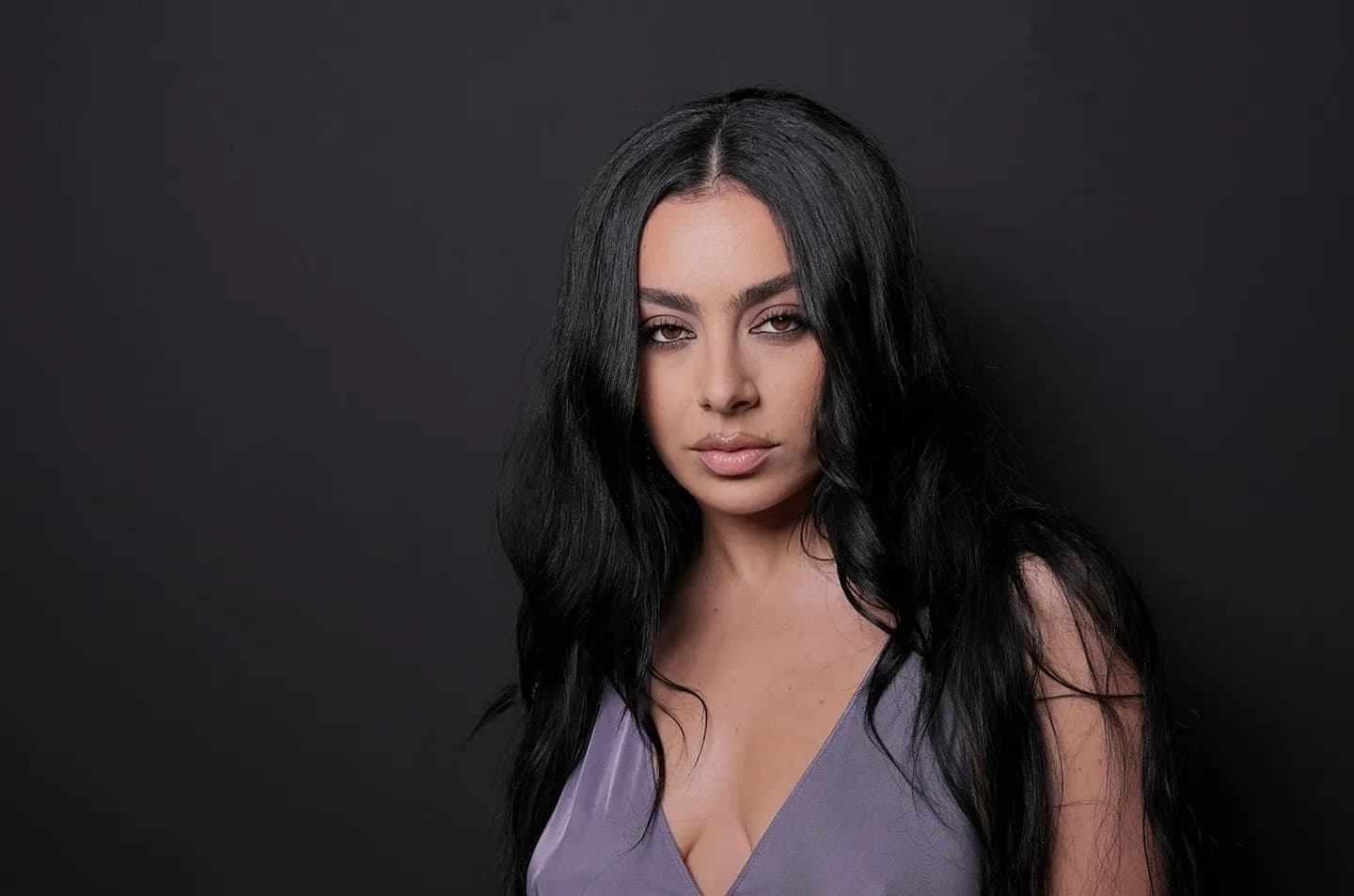 Charli XCX: Ублюдочная версия «Последствий» с горячими трупами