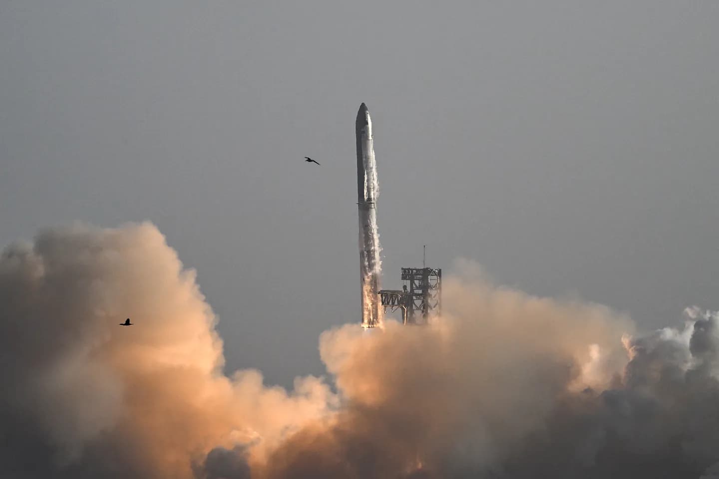 Взрывы оспаривающегося царицы космоса SpaceX