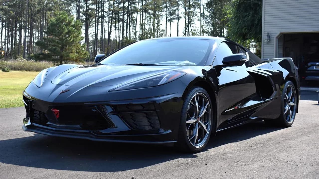 Под знаком Стингрея: уничтожьте свою скуку с 2022 Chevrolet Corvette!