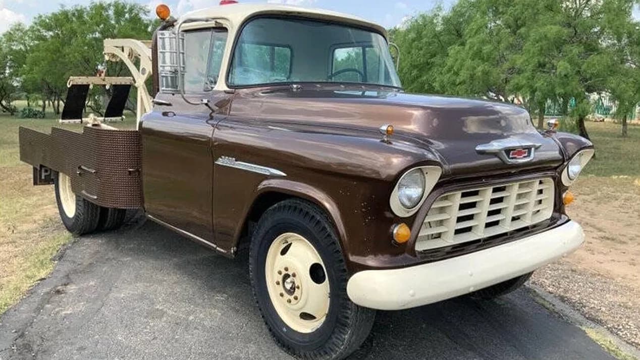 Как буксировщик стал свадебным реквизитом: Chevrolet 3800 1955 года