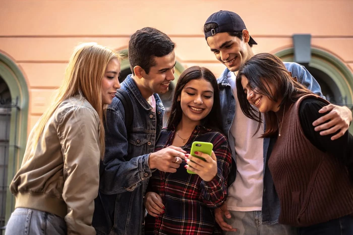 Словно спасатели: Великобритания следит за безопасностью детей в TikTok и Reddit