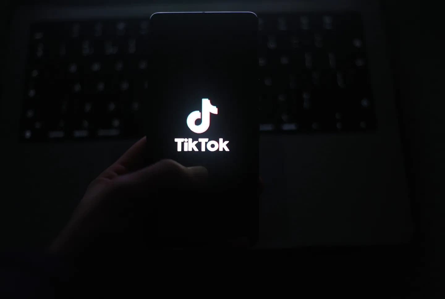 Великобритания преследует TikTok и Reddit за использование данных детей