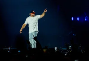 Морган Уоллен с легендами NFL и бизнесменом на запуске тура