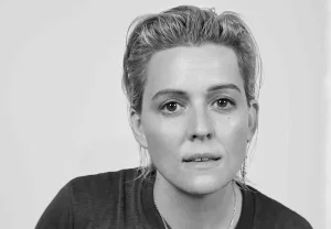 Бренди Карлайл возвращается к сольной карьере с новым альбомом «Returning to Myself»