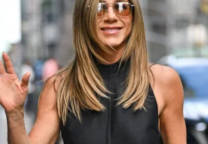 Дженнифер Энистон врывается в эру Adidas Sambas на Неделе моды в Нью-Йорке