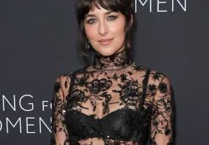 Дакота Джонсон вернула моду на "голое платье" на ужине Kering Caring for Women