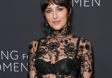 Дакота Джонсон вернула моду на "голое платье" на ужине Kering Caring for Women