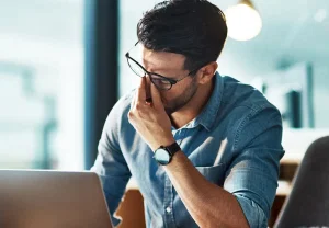 От стресса до радикализма: как выгорание на работе толкает к экстремизму