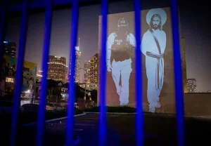 Сатирические проекции Вjaybombs против Трампа