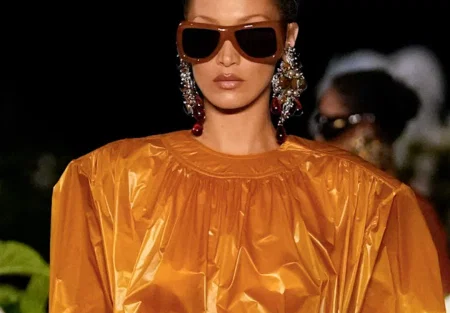 Белла Хадид возвращает моду на широкие плечи: показ Saint Laurent Весна 2026