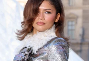 Зендея блистает в Louis Vuitton в Париже – и все обсуждают кольцо