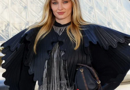 Софи Тёрнер в Louis Vuitton: мода будущего для «Королевы Севера»