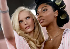 Лучшие моменты закулисья Victoria's Secret Fashion Show 2025
