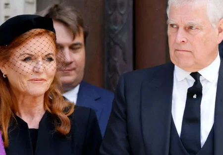 Принц Эндрю и Сара Фергюсон лишаются титулов под давлением короля Чарльза и скандалов с Эпштейном