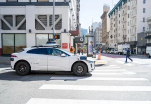 Автопилот Waymo под прицелом из-за школьного автобуса