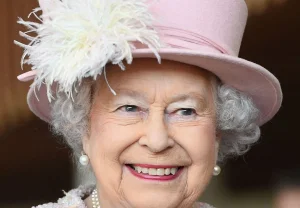 Дизайнер королевы: история одного платья