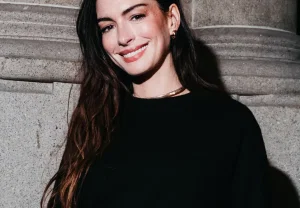 Анна Хэтэуэй становится "арестованной" Сабриной Карпентер за соблазнительный образ