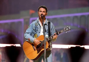 Кевин Джонас выходит из тени братьев с дебютным синглом