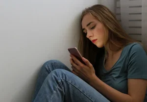 Связь тревоги, одиночества и страха смерти с соцсетями