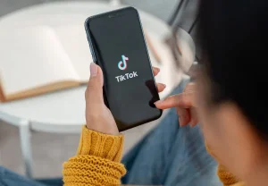 Как TikTok фильтрует красоту: исследование фильтра Bold Glamour