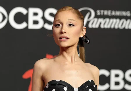 Ариана Гранде просит фанатов не желать ей опасности после пропуска премьеры 'Wicked'