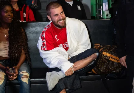 Джастин Бибер устроил репетицию Coachella на Twitch с песней «Daisies»