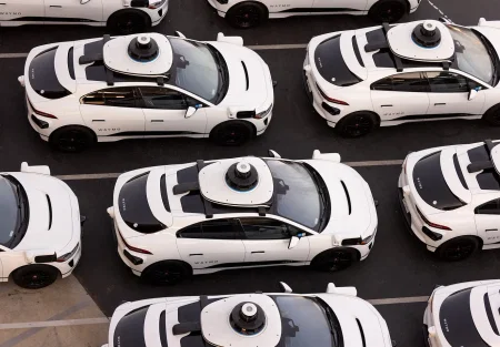 Waymo запускает беспилотные такси на автомагистралях