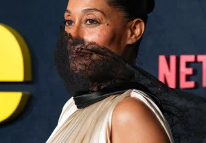 Трэйси Эллис Росс закрыла улыбку кружевным воротником Dior на премьере фильма с Эдди Мерфи