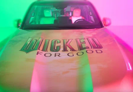 Lexus представил караоке-кроссовер для премьеры «Злая: Навсегда»