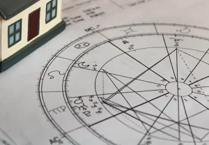 Дачный гороскоп на декабрь 2025 года: что ожидать каждому знаку зодиака