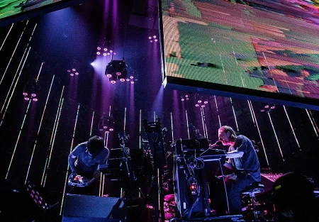 Тусовка без Radiohead: вместо концерта фанаты устроили караоке на тысячу человек