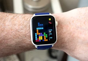 Часы играют в тетрис — но не вы