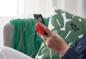 IKEA представила беспроводную зарядку, похожую на пончик, с кабелем внутри