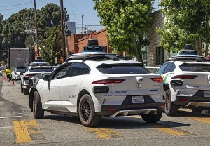 Женщина из Лос-Анджелеса нашла мужчину в багажнике беспилотного такси Waymo