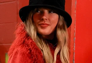 Тейлор Свифт и модный камбек на стадионе: как пальто стало главным событием футбольного матча