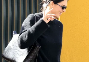Кендалл Дженнер и обувь-загадка для зимних выходов