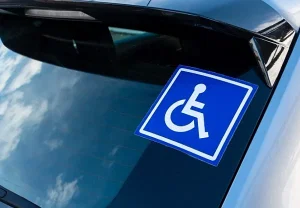 Редко, но метко: кто паркуется на местах для инвалидов?