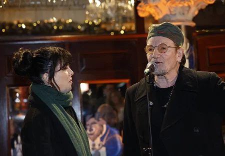 Боно и Имельда Мэй выступили с благотворительным концертом на улицах Дублина