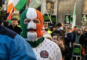 Фанаты Kneecap снова у суда: дело Мо Чары не дает покоя британской Фемиде