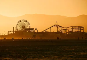 Coachella выходит к океану: Марк Кьюбан и Эмо-вечеринки в Санта-Монике