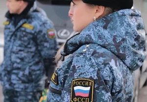 Приставы вскрыли дверь квартиры Ларисы Долиной