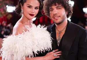 Селена Гомес выбирает юбку Zara для свидания с Бенни Бланко