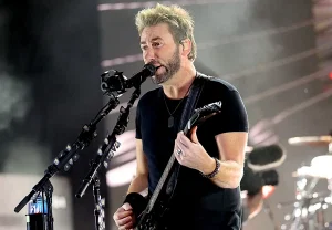 Кроегер поёт сквозь раздражение