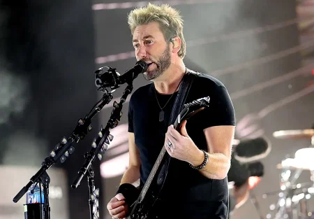 Кроегер поёт сквозь раздражение