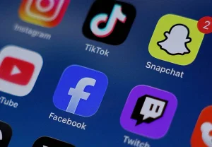 Индонезия выгоняет подростков из соцсетей