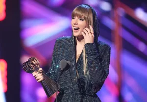 Тейлор возвращается на сцену iHeart