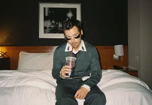 Гарри Стайлс держит вершину второй неделей