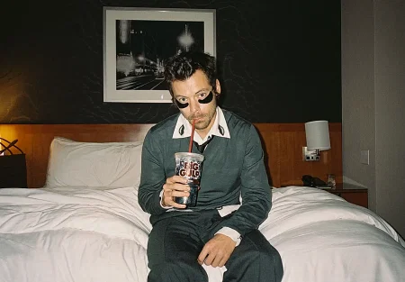 Гарри Стайлс держит вершину второй неделей